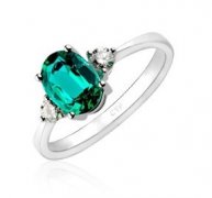 祖母绿戒指最新款式，尽在周大福珠宝！